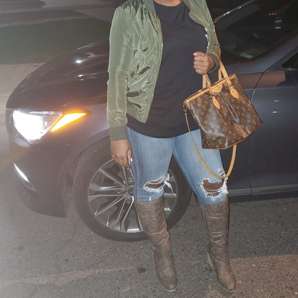 Meet your Posher, Liz - Picture 2 of 4